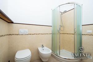维亚雷焦Viareggio - Via Pisano 61 Valente Italian Properties的带淋浴、卫生间和盥洗盆的浴室
