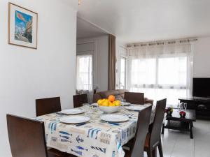 兰卡Apartment Emporda-1 by Interhome的一张餐桌,上面放着一碗橘子