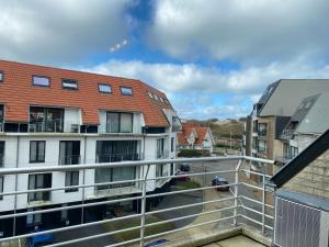布列登Apartment Waterlijn by Interhome的从公寓大楼的阳台上可欣赏到风景。
