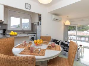 兰卡Apartment Gran Sol by Interhome的厨房以及带桌椅的用餐室。