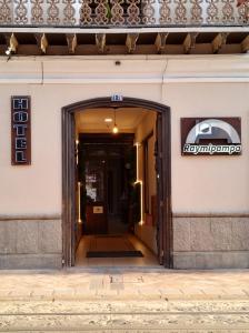 昆卡Hotel Raymipampa的大楼入口,设有开放式门