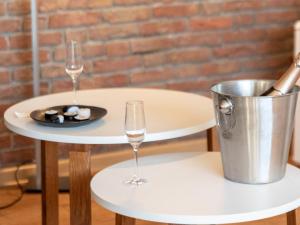 诺德代希Holiday Home Kotthaus by Interhome的一张桌子,上面放着两杯酒和一桶水