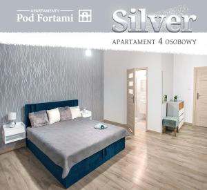 普热梅希尔Apartamenty Pod Fortami的一间卧室配有一张蓝色床头板的床