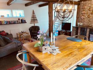 乌拉勒德Slamrekullen - Ullared的客厅配有木桌和沙发