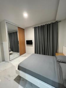 普拉亚Santos House Praia的一间卧室配有一张床和一面大镜子