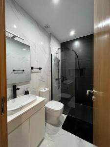普拉亚Santos House Praia的白色的浴室设有卫生间和水槽。