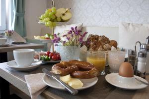 艾汀克拉罗格尼住宿加早餐旅馆的一张早餐桌,包括薄饼和其他早餐食品