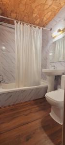 斯利那加Lily Of The World Houseboat的浴室配有白色的浴帘和卫生间