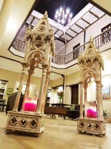 昆卡Hotel Raymipampa的钢琴室里两个华丽的钟