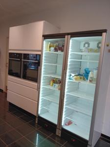 兰讷斯Olsson B&B的厨房配有冰箱,门开向厨房