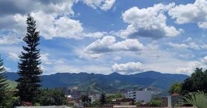 麦德林'SELECT' Medellin的享有以山脉为背景的城市美景