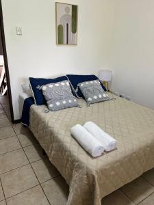 蓬塔雷纳斯Frente al mar loft的一张带两个枕头的床和两条毛巾