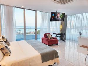 曼塔海菊蛤珍珠酒店的一间卧室配有一张大床和一台平面电视