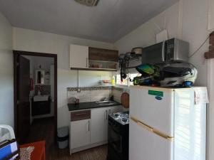 皮里亚波利斯La pausa的小厨房配有白色冰箱和炉灶。