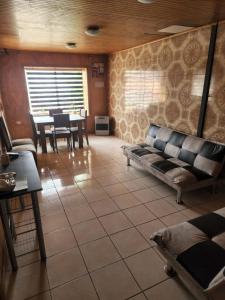 科伊艾科Ruta Austral - Coyhaique的客厅配有沙发和桌子