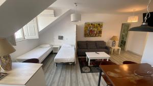 克卢什Apartamentos Turisticos Queluz的带沙发和桌子的小客厅