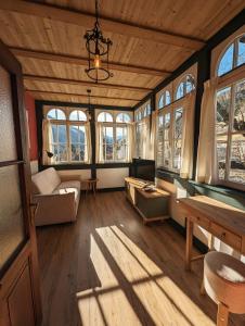 欧缇莫Gasthof Eggwirt的客厅设有台球桌和窗户。