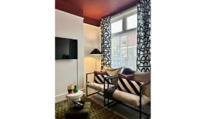 考文垂Coventry Lovely House, Sleeps 4, by Empower Homes的带沙发和窗户的客厅