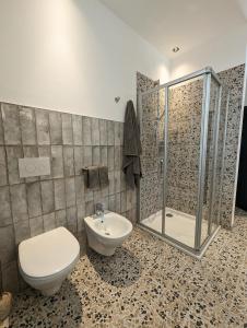 欧缇莫Gasthof Eggwirt的带淋浴、卫生间和盥洗盆的浴室