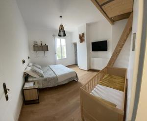 La Sauve-MajeureHavre de paix - Chambres d'hôtes的一间卧室配有一张床和一台电视。