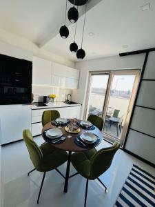 科普里夫尼察Apartman N&N的厨房以及带桌椅的用餐室。