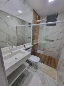 安格拉杜斯雷斯Pousada del Sole的白色的浴室设有水槽和卫生间。