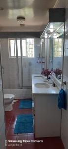 圣地亚哥JI Home Boutique的一间带三个盥洗盆和卫生间的浴室