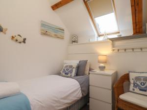 锡豪西斯The Boathouse Seahouses的配有2张床的小卧室设有窗户