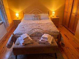 DurrusTilly's Cottage的一间卧室配有一张床,上面有两条毛巾