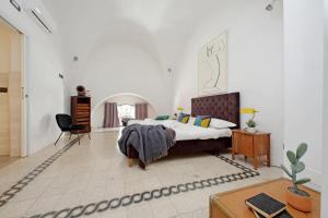 罗马奢华斯帕尼亚公寓的一间卧室配有一张大床和一把椅子