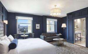 旧金山Beacon Grand, A Union Square Hotel的一间带特大号床的卧室和一间客厅