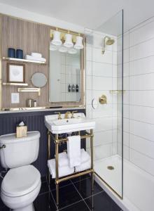 旧金山Beacon Grand, A Union Square Hotel的浴室配有卫生间、盥洗盆和淋浴。