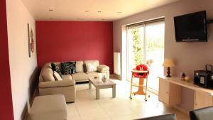 迪克斯梅德De Lekkermond的带沙发和红色墙壁的客厅