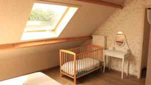 迪克斯梅德De Lekkermond的一张带窗户和镜子的房间里婴儿床