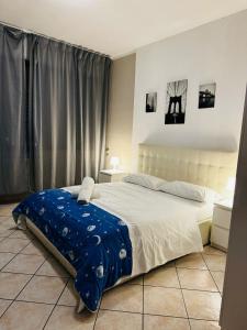 比萨Nirvana House Pisa的一间卧室配有一张大床,上面有蓝色的毯子