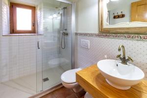 圣费利乌德博阿达卡萨灿希内斯塔农家乐的浴室配有卫生间、盥洗盆和淋浴。