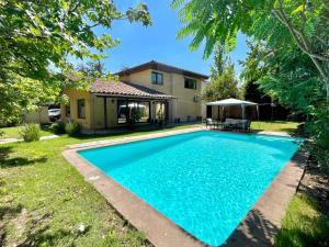 圣地亚哥Olea's Home Las Condes的一座房子的院子内的游泳池
