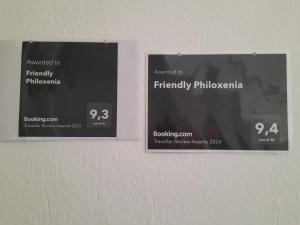 克桑西Friendly Philoxenia的墙上有两个标牌,上面有名字