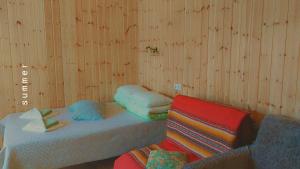 TreimaniTreimani Hoovimaja的客房配有带毯子和枕头的床。