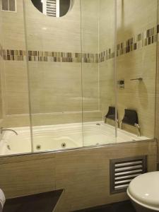波哥大HOTEL SHERIDAN BOGOTA的带浴缸和卫生间的浴室。