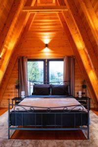 兹拉马TO SPITI MOU的木制阁楼卧室配有一张床