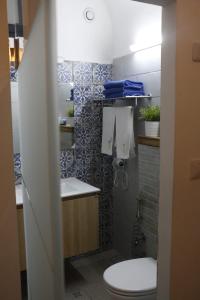 阿卡Shafika house的一间带卫生间和水槽的浴室
