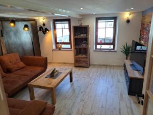 巴特贝格匝本Gästehaus Merlin的带沙发和咖啡桌的客厅