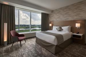 多伦多Great Canadian Casino Resort Toronto的酒店客房设有一张床和一个大窗户