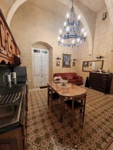 瓦莱塔Cozy Corner House in Valletta - Authentic!的一间厨房,房间中间配有一张桌子