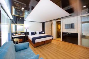伊斯坦布尔The Hera Platinum Hotel的一间卧室配有一张床和一个沙发