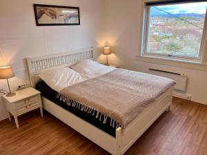 NeseFjord-View Apartment的一间卧室设有一张大床和窗户