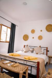 阿加迪尔Soul Surf House的一间卧室配有一张黄色毯子床
