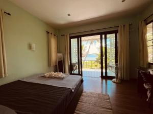 Ban NuaVilla Wonderworld Resort的一间卧室设有一张床,享有海景