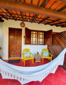 库穆鲁沙蒂巴Pousada Villa Cumuru的房屋内带吊床的房间